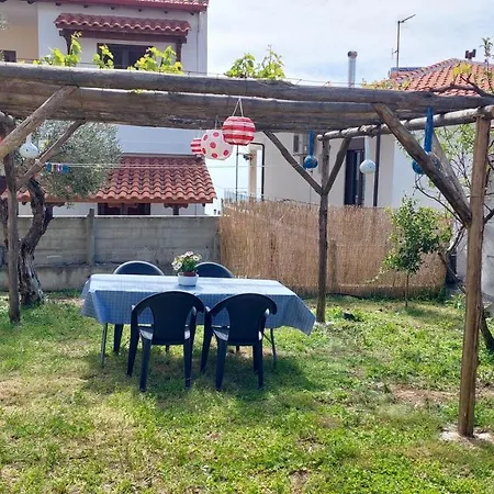 Dora's House Comfortable With A Yard And View