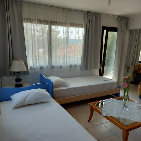 펜션 Dora's House Comfortable With A Yard And View