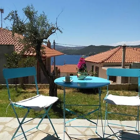 Dora's House Comfortable With A Yard And View Hébergement de vacances *